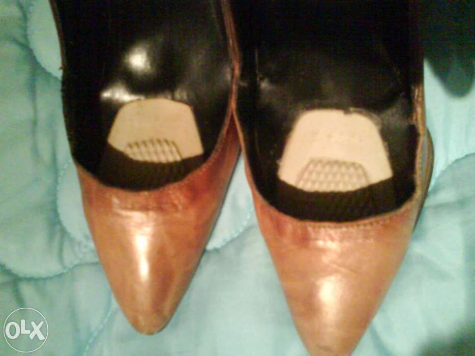 Sapatos cor de mel acetinado