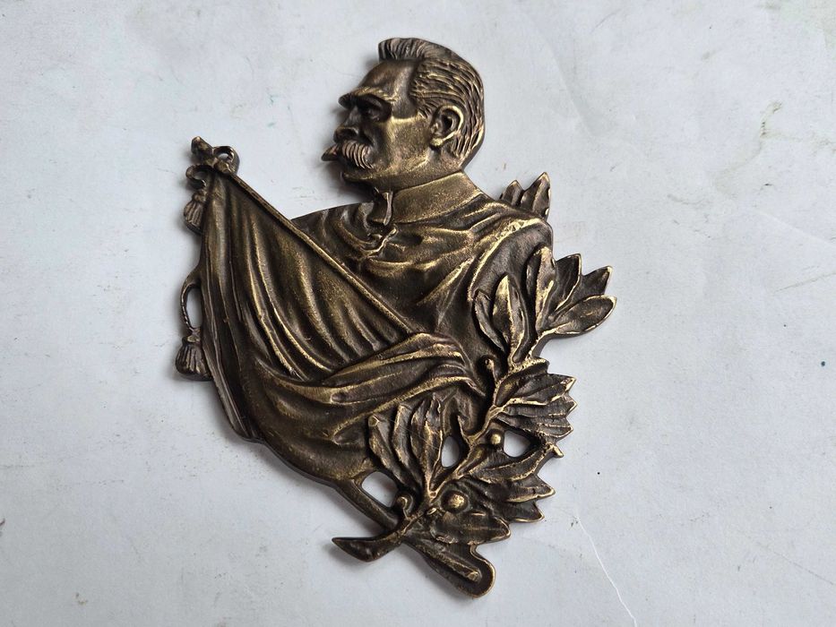 Plakieta Józef Piłsudski sztandar i laur (mosiężna)