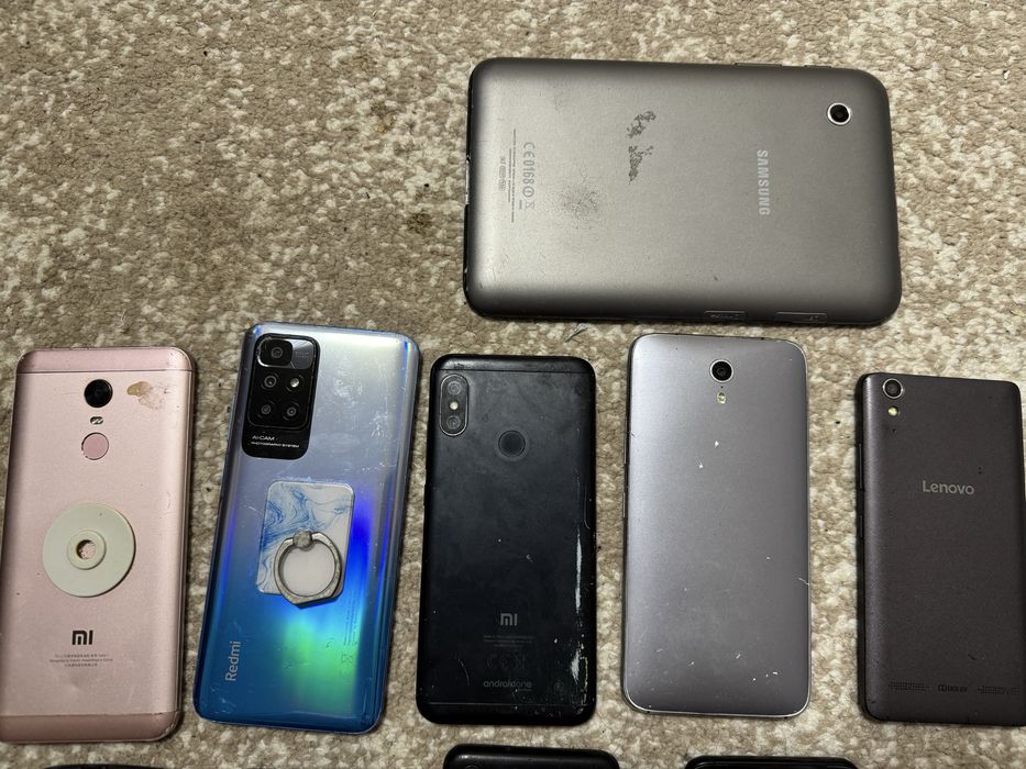 Старые мобильные телефоны и планшет