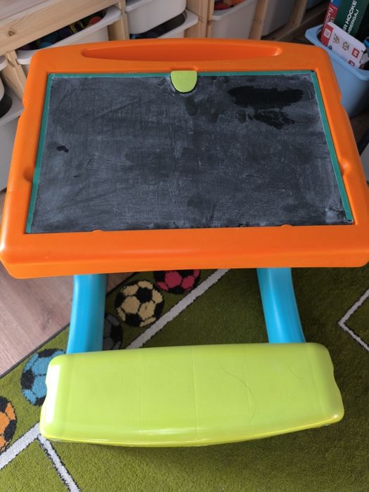 Stolik z tablicą kredową