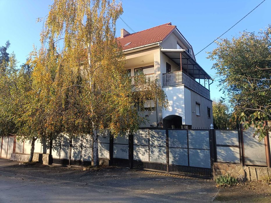 ЧУДОВИЙ БУДИНОК В ХОРОШОМУ РАЙОНІ, 183 кв.м., 6 соток, побудова 1990-х