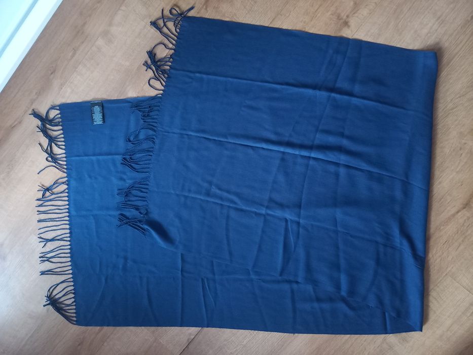 Szeroki szalik granatowy z frędzlami Avon