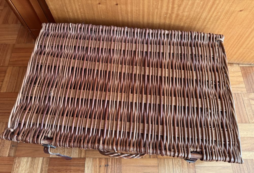 Cesto em vime palha lenha com fecho em pele