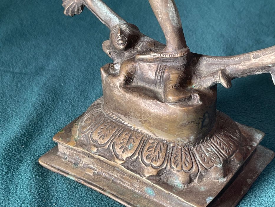 Grande estátua de bronze de Shiva Nataraja