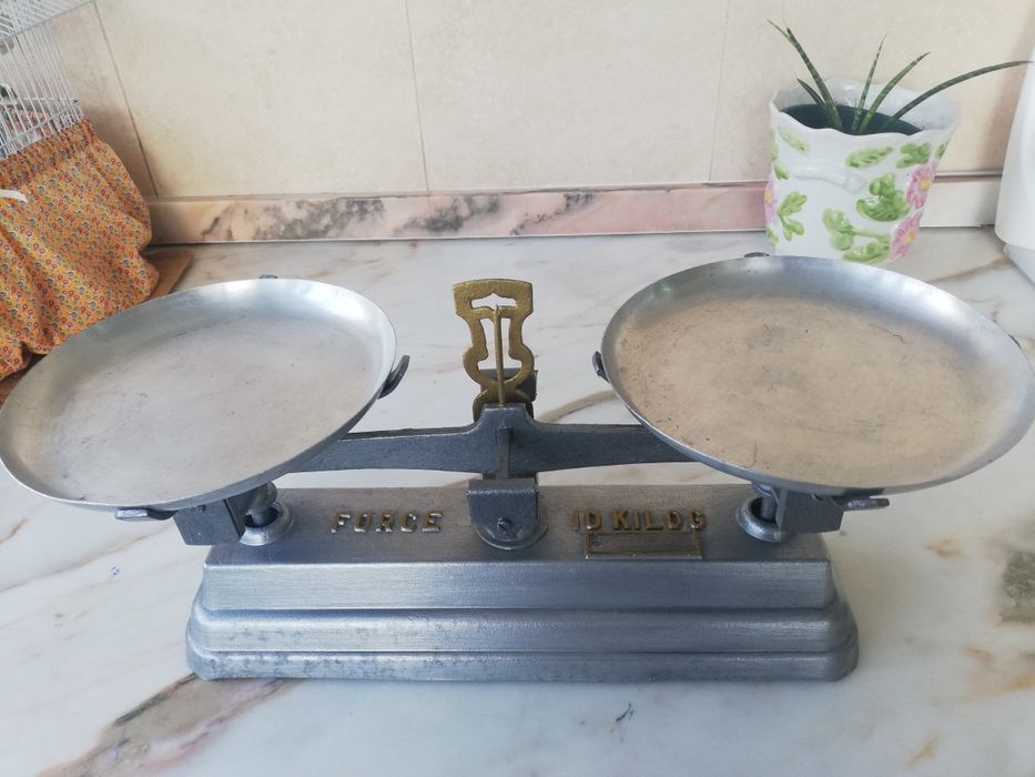 Balança antiga com base em Alumínio fundido.