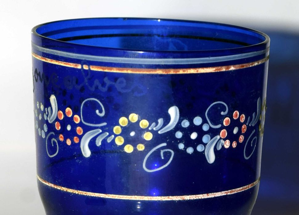 Copo vintage de vidro azul-cobalto