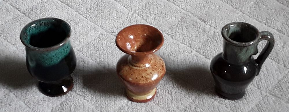 Peças de loiça miniatura em barro vidrado