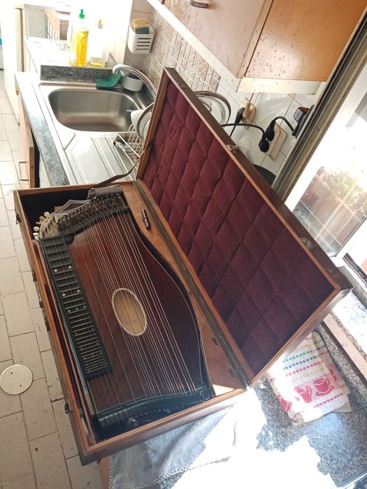 Citara alema em boas condicoes