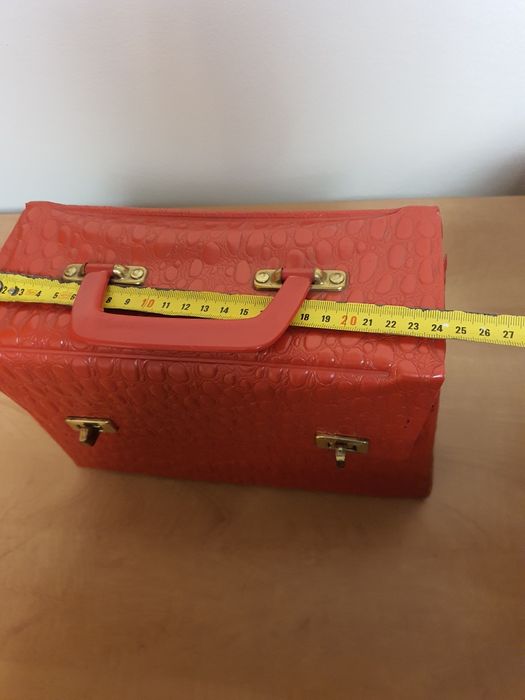 Czerwony kuferek na kosmetyki