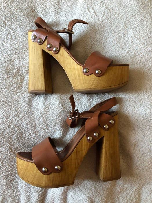 Босоніжки на дерев'яній підошві