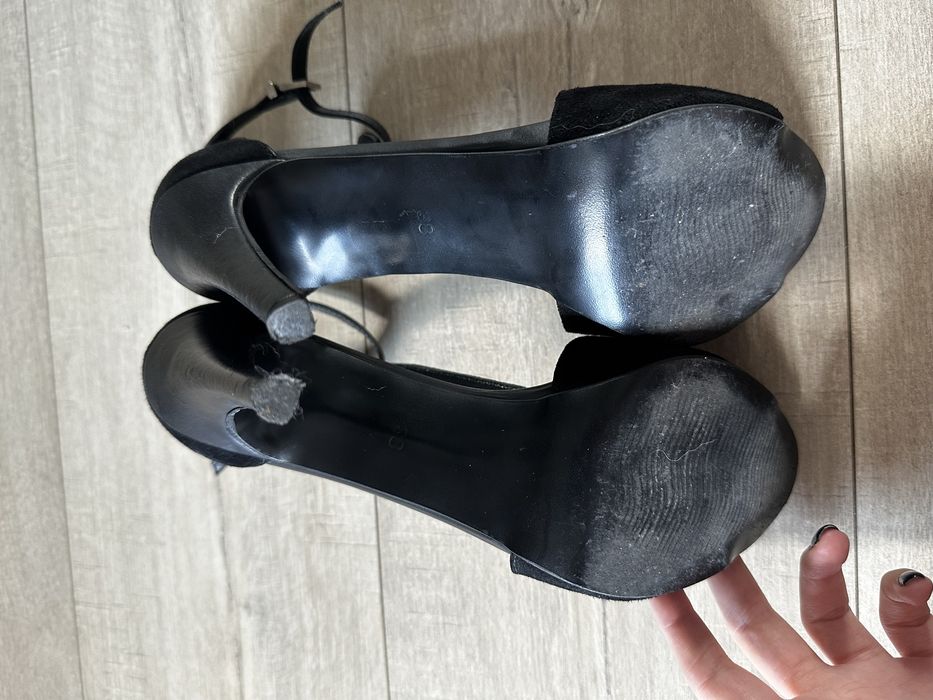 Damskie czarne buty na obcasie marki RAGE AGE