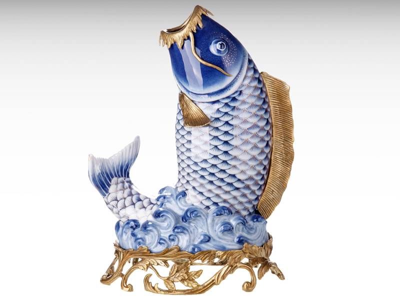 Jarrão de porcelana e bronze; em forma de peixe koi