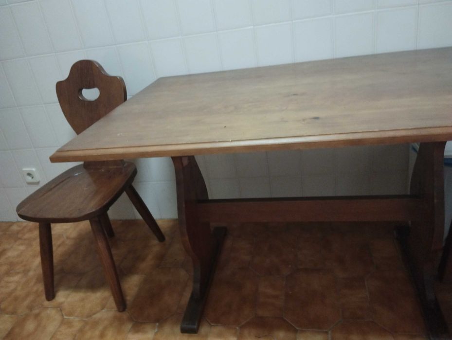 Cadeiras e nesa de cozinha