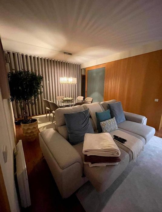 Sofá elegante e em bom estado