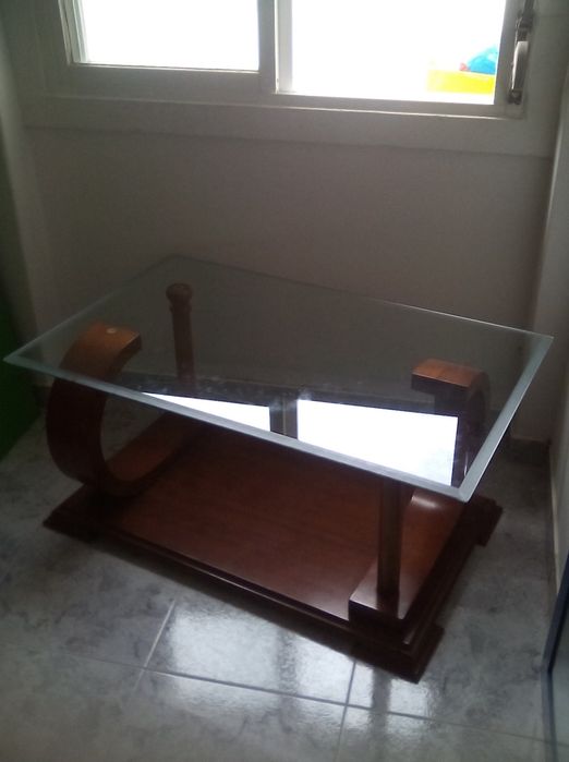 Mesa de centro com tampo em vidro