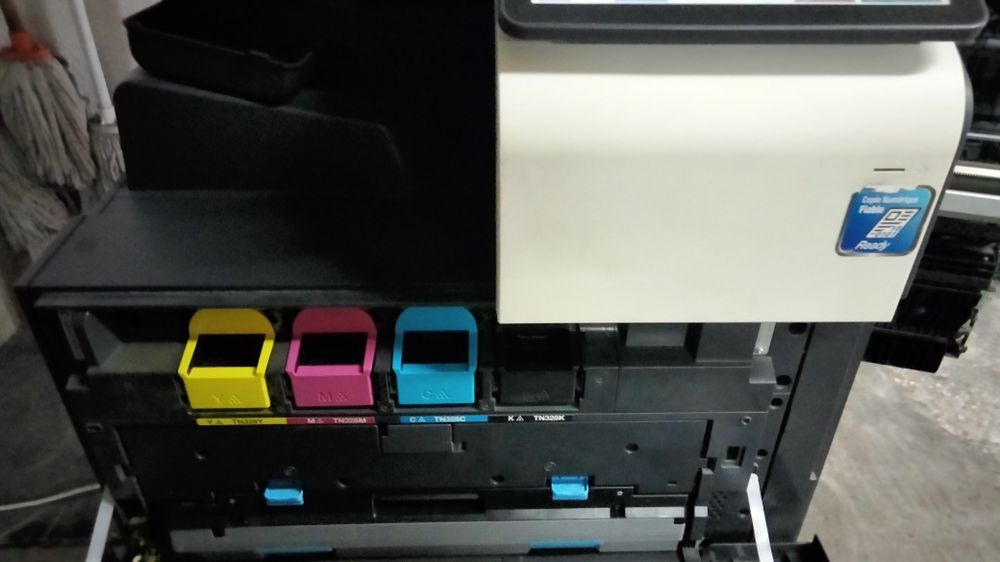Vendo Konica Minolta Bizhub C250i 1 ano de Garantia com armário de mais 2 gavetas
