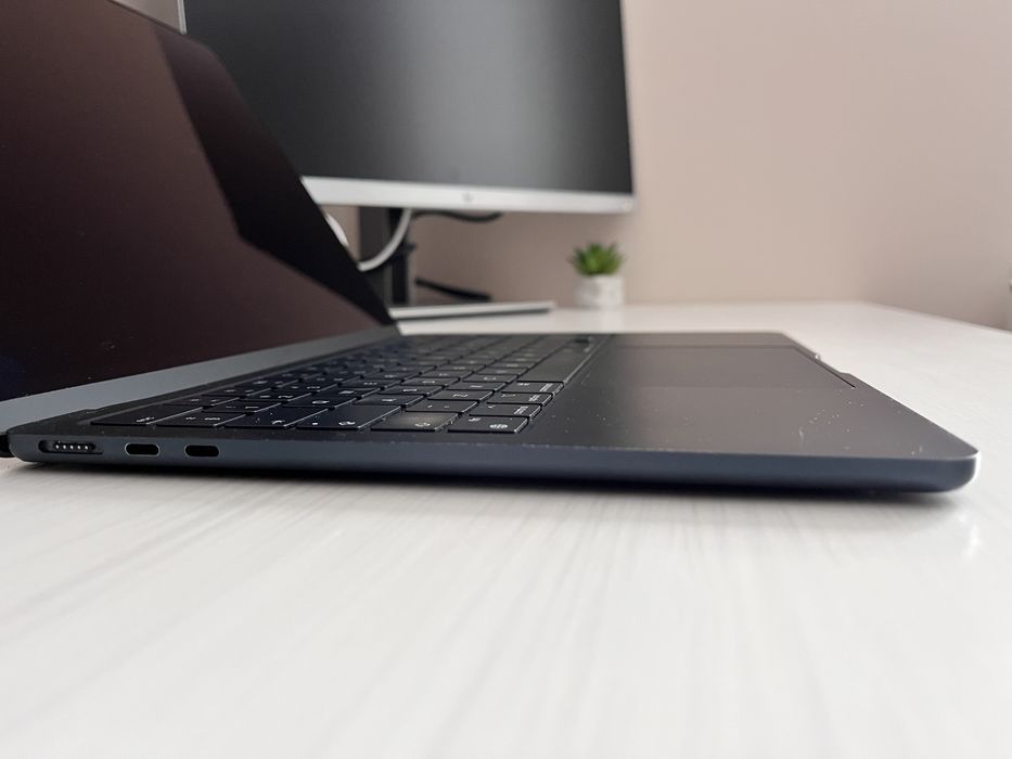 ЗАМОВЛЕНИЙ! Macbook Aip M2 13.6 2022 залитий екран