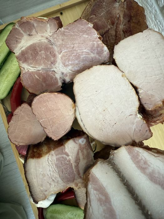 Копчене мʼяско, салко, реберця, вирізка, філейка, ошийок.