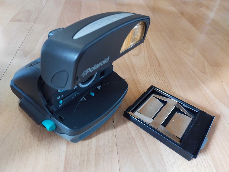 Polaroid 600 z dołączoną baterią