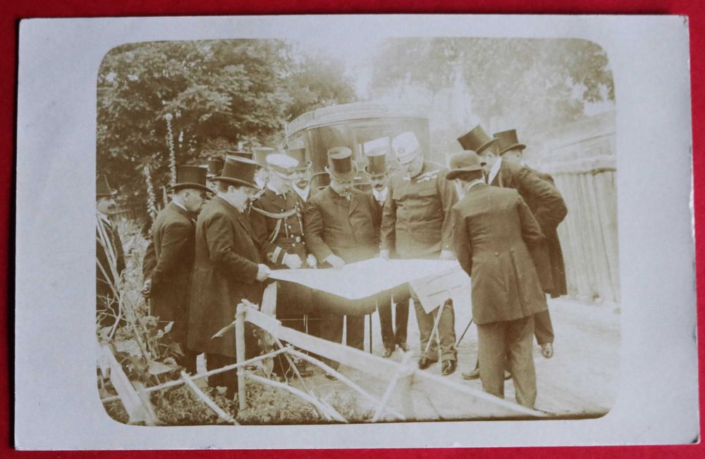 Rei D. Carlos observa planos de construção foto em formato de postal