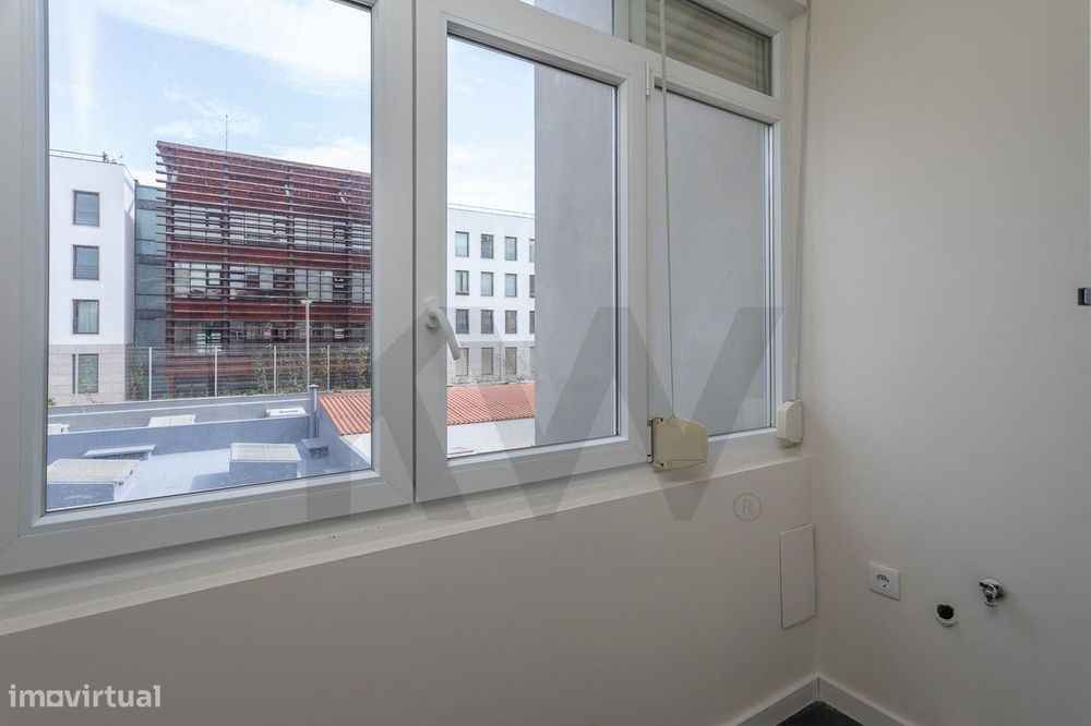 T2 renovado com varanda na Estrela | 2.300€/mês