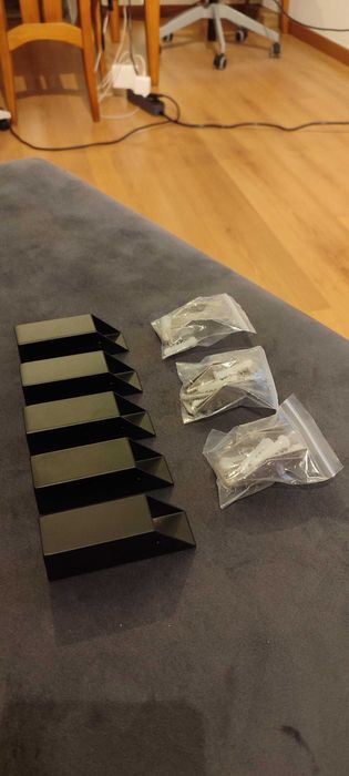 5 Wall-Mounted Hooks64738228538369120