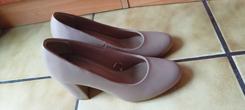 Nowe buty na obcasie zakupione w CCC.