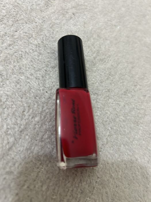 Ekskluzywny lakier do paznokci Monroe Red
