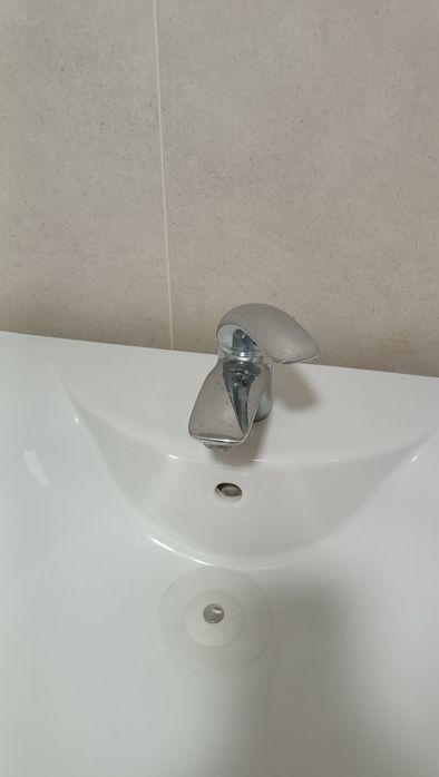 Умивальник з тумбою та змішувачем