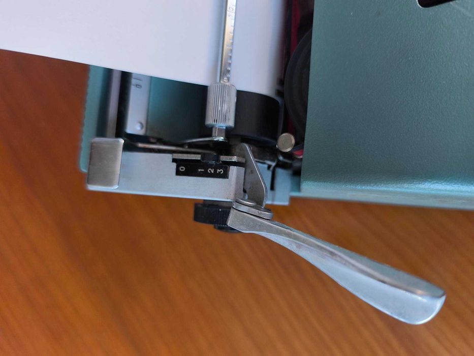 Maquina de escrever Olivetti com mala