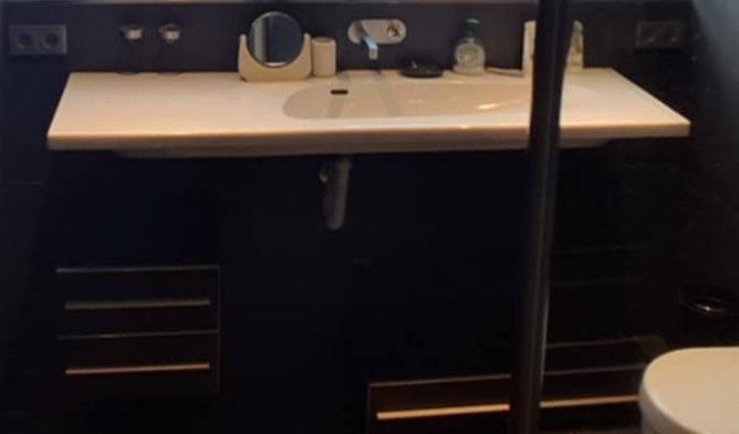 Umywalka wolnowiszaca z 2 szafkami wolnowiszacymi