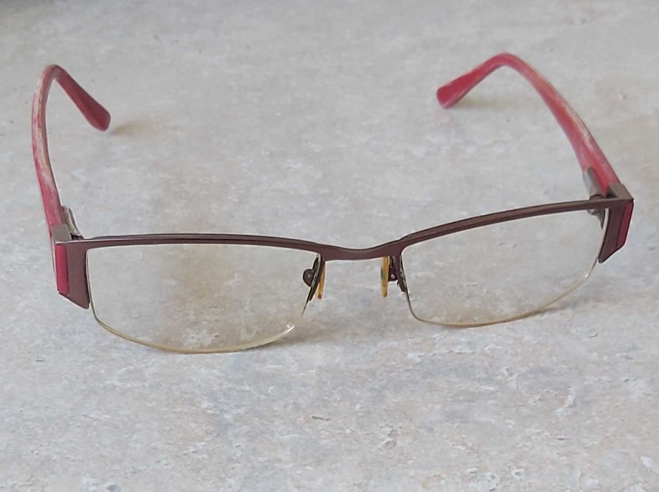 Damskie oprawki do okularów.