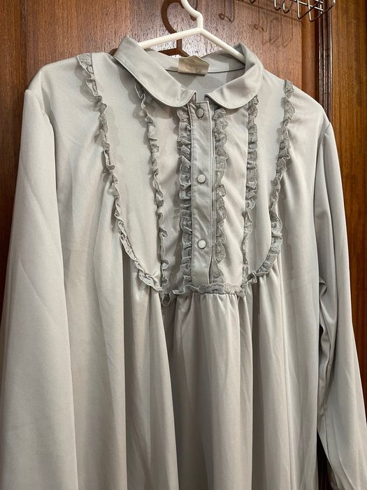 Camisa de noite em cetim cinzenta