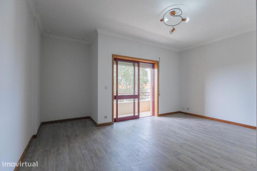 Apartamento T1 com Varanda em Canelas