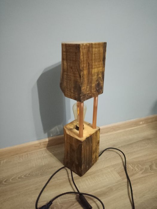 Lampa stojąca z belki