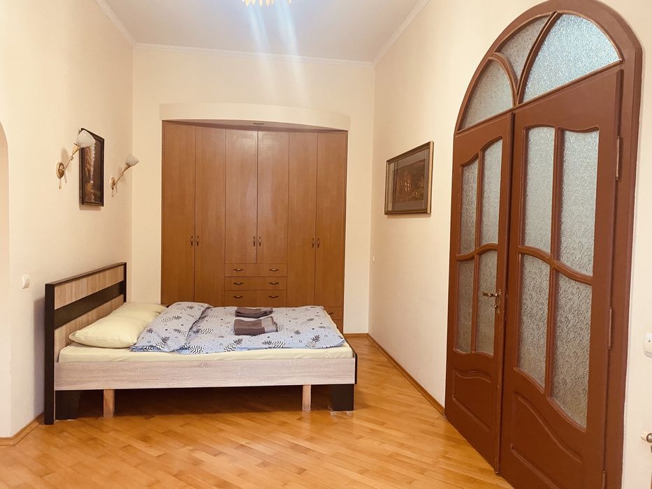 Великогабаритна квартира подобово на Петефі