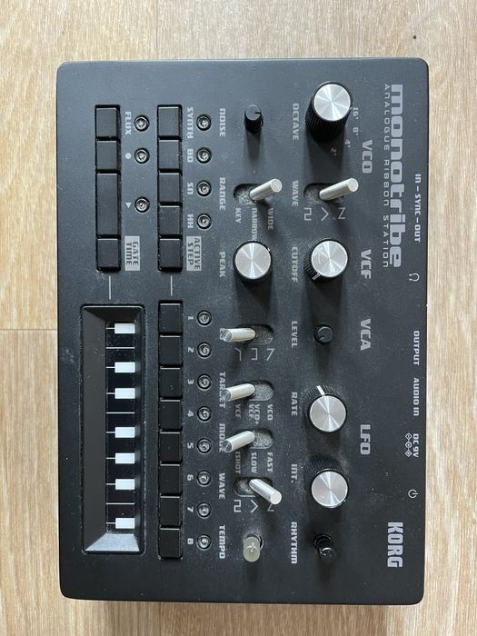 Korg Monotribe (ver. 2.1) com clickless mod e Midi64354270079875121