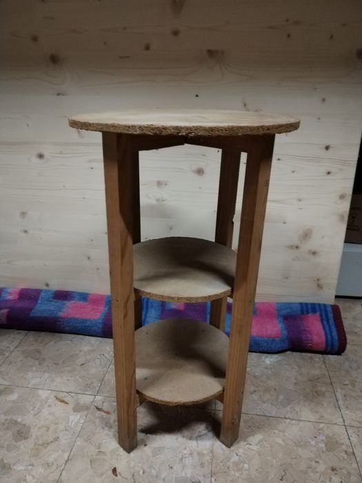 Camila pequena de madeira " aparite"com duas prateleiras