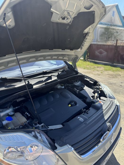 автомобіль Ford Kuga