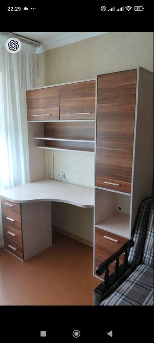 Письмовий стіл для школяра з надбудовою