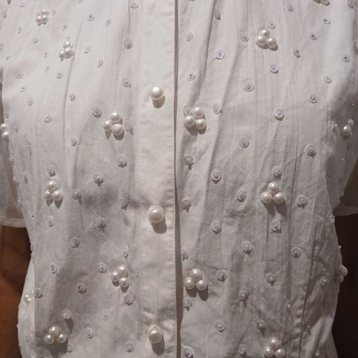 Biała koszula z koralikami