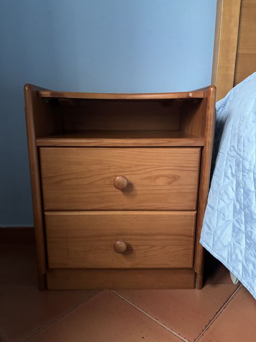 Cama casal + mesa cabeceira