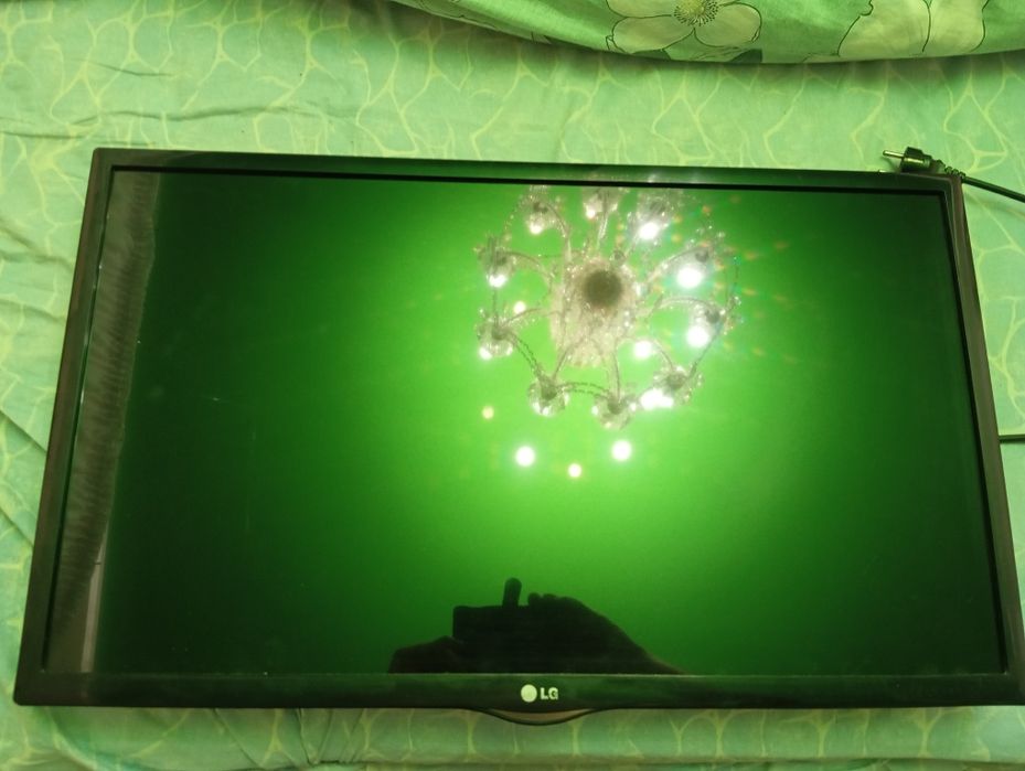 Телевизор плазма LG  32LN 570 V  на запчасти, экран вроде целый.