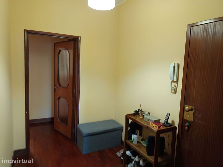 Apartamento T3 , na zona do Bonfim, com lugar de garagem e elevador.