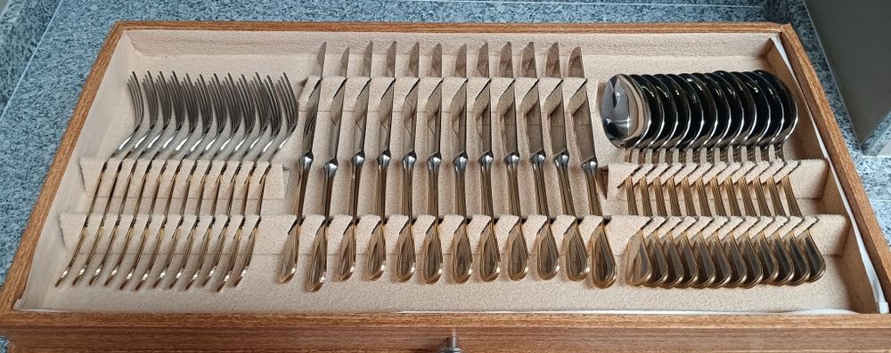 Faqueiro ABERT – aprox. 130 peças