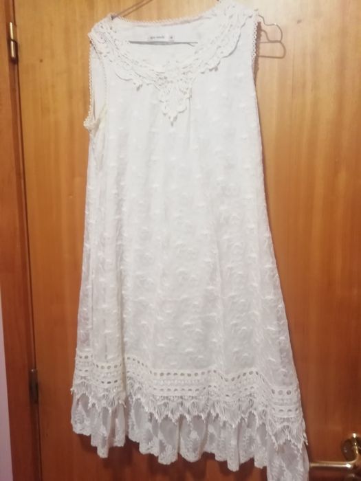 Vestido bordado beje