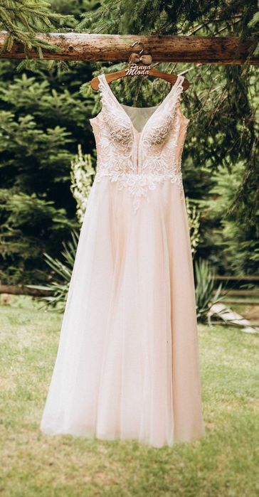 Brzoskwiniowa suknia ślubna