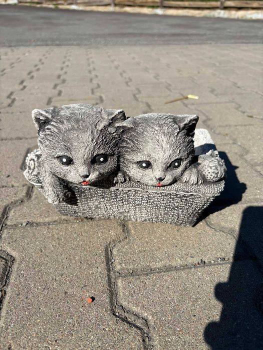 Figura ogrodowa beton donica Kotki
