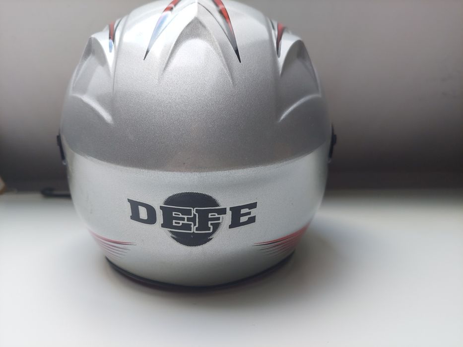 Dziecięcy kask narciarski.