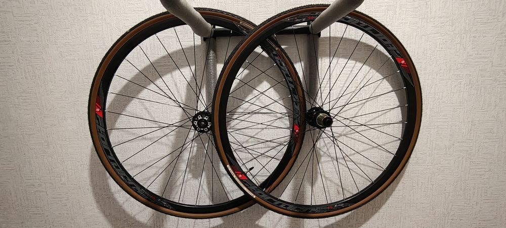 Практически НОВЫЙ грэвел вилсет 28" (Gravelking SS + Novatec + Mach1 Stormer)